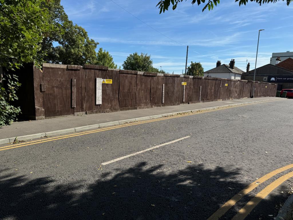 Lot: 54 - 0.58 ACRE TOWN CENTRE FREEHOLD SITE ALLOCATED FOR HOUSING - View of Fountain Street frontage